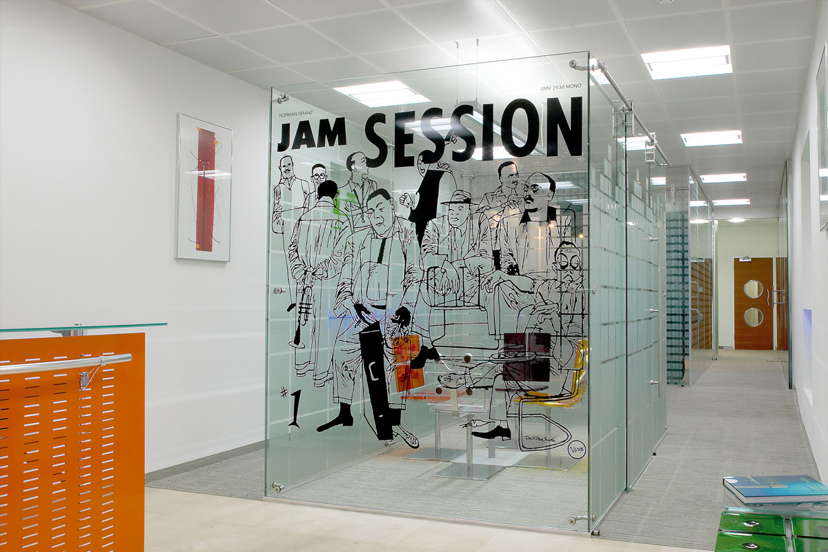 6 Reasons Why Glass Office Cubicles Are Superior to Traditional Designs