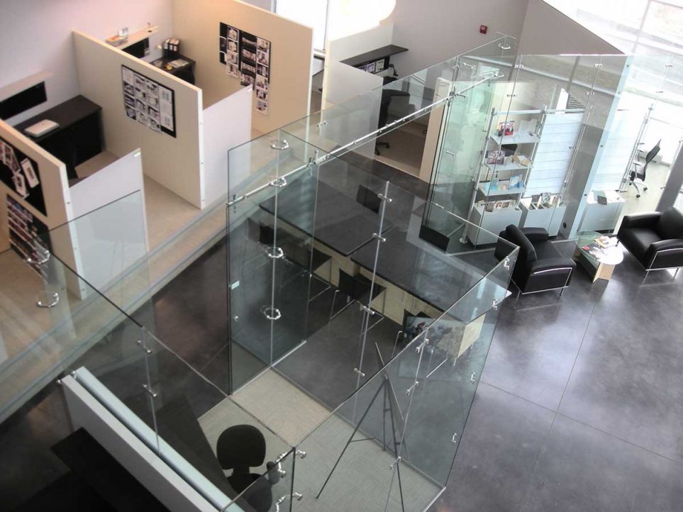 6 Reasons Why Glass Office Cubicles Are Superior to Traditional Designs